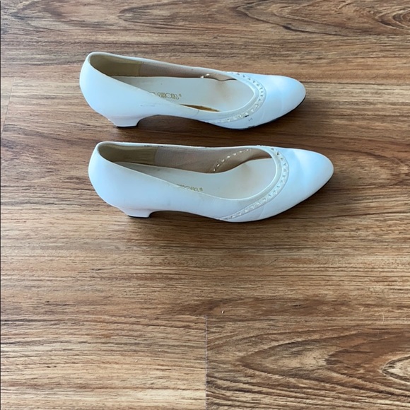 Vintage white heels. Red Cross shoes size 7 - Picture 4 of 16